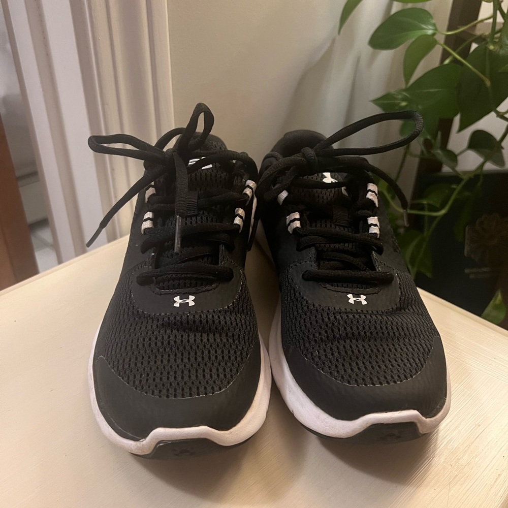 Black under armour sneakers gently used